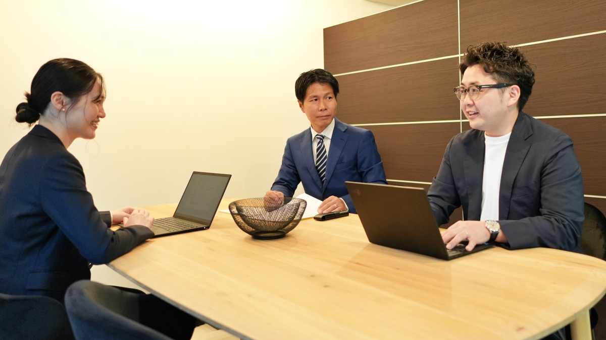 司法書士会沢事務所の社員たちの打ち合わせ