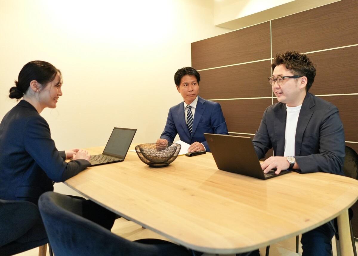 司法書士会沢事務所の社員たちの打ち合わせ