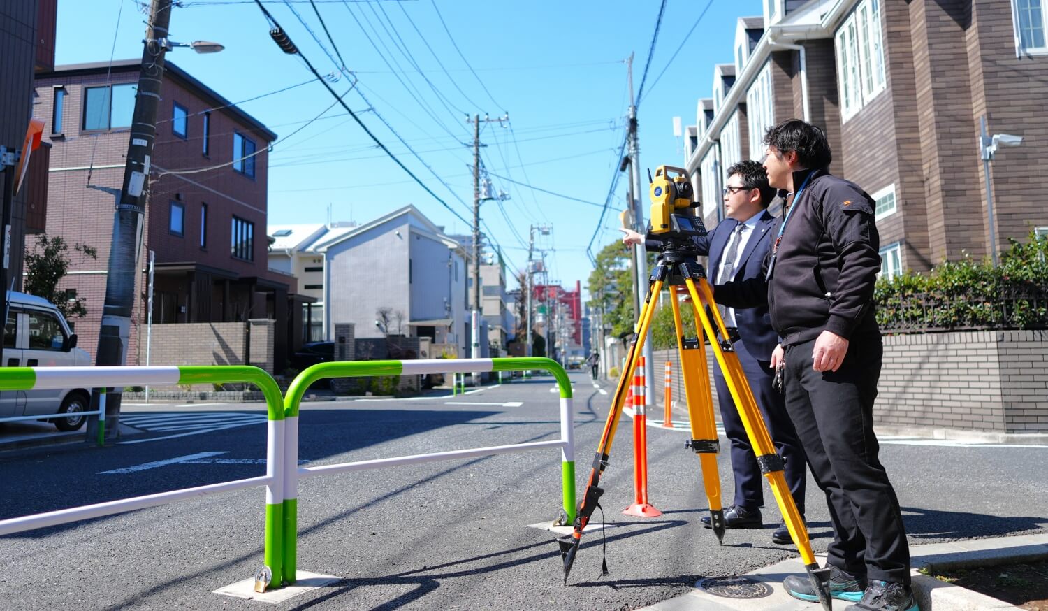 司法書士会沢事務所と提携土地家屋調査士の測量風景